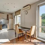 Cityvibe Top-Floor Apartment