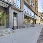Cityvibe Top-Floor Apartment